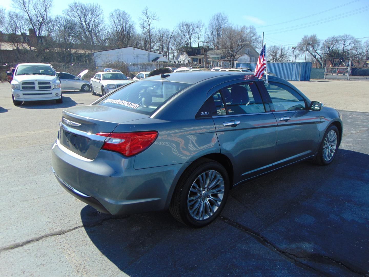 2012 Silver Chrysler 200 (1C3CCBCG9CN) with an V6 Flex Fuel 3.6 Liter engine, Automatic, 6-Spd w/Overdrive and AutoStick transmission, located at 2105 Dixie Hwy, Louisville, KY, 40210, (502) 772-3333, 38.220932, -85.795441 - Photo#10